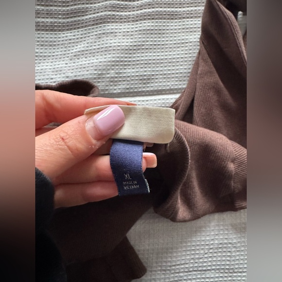 Women's Long Sleeve Ribbed V-Neck T-Shirt - Universal Thread™ - Picture 5 of 6